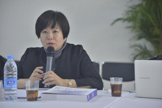 研讨会嘉宾张红梅(吉林艺术学院副教授、硕士研究生导师,美术学院美术学系主任)