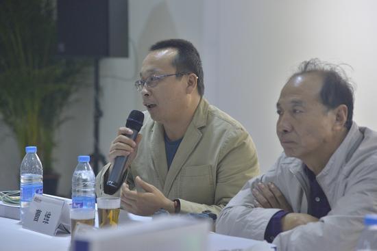 宋庄艺术促进会秘书长曹维(左)