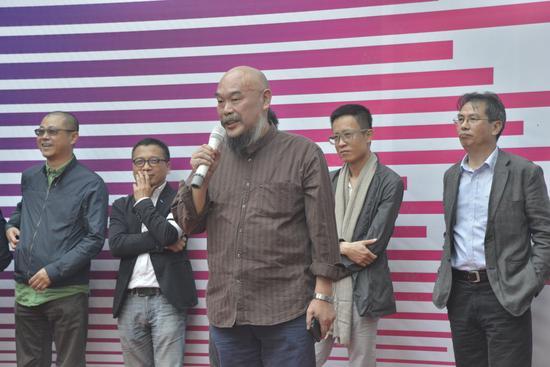 开幕式现场:参展艺术家代表伊灵发言