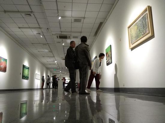 “海纳百川 壁立千仞”展览现场