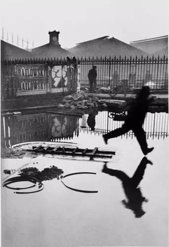 《圣拉扎尔车站背后》,1932,布列松,摄影