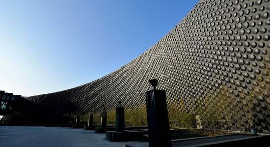 ▲ 建筑的外墙设计铸铝圆盘在阳光下,也呈现出转动的光感纹样,图片来源:姚仁喜大元建筑工场