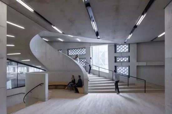 ▲ “开关室”砖墙内景,图片来源:Archdaily © Iwan Baan