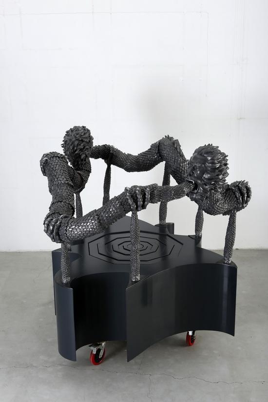 苍鑫《巫术中的人工智能》系列方;机械装置;220x230cm;材料:树脂,铅皮,集成板,发动机,铝合金;2016