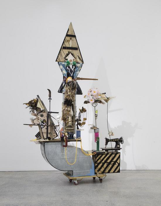 童昆鸟《瞌睡龙》装置;195x55x288cm;2016