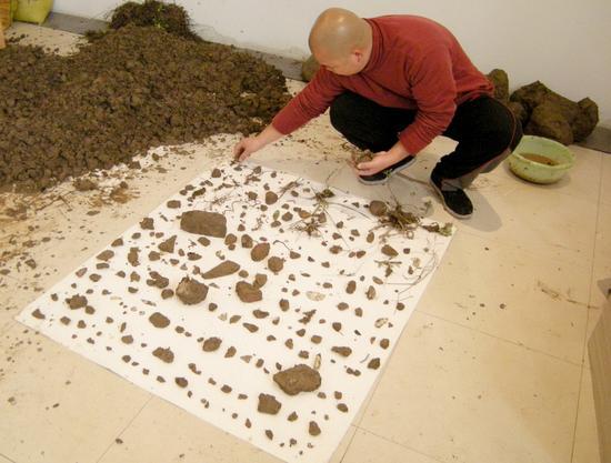 谭海山《1立方土和里面的628样物品》行为图片;2008