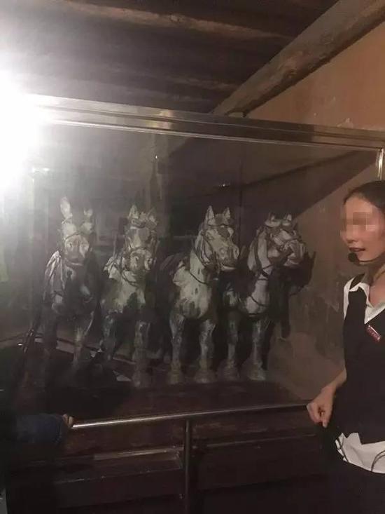 世界八大奇迹馆展品:兵马俑铜车马(旁边这位工作人员是真人!)