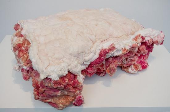 边霄萌《赛金花的大腿》卸妆棉、化妆品、卸妆液;50×30×70cm;2016