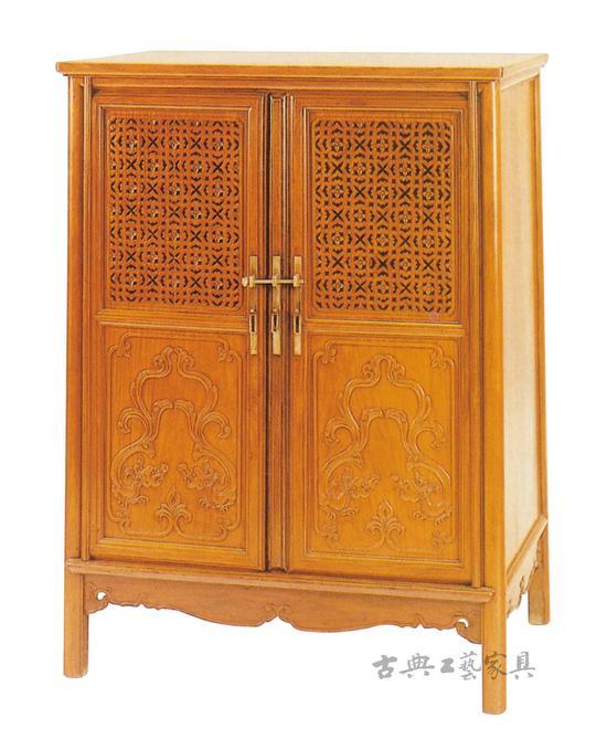 图4 清早期 黄花梨透螭龙纹圆角柜,长73.7厘米,宽46.8厘米,高101.5厘米 。(佳士得拍卖公司,1998 年9 月)