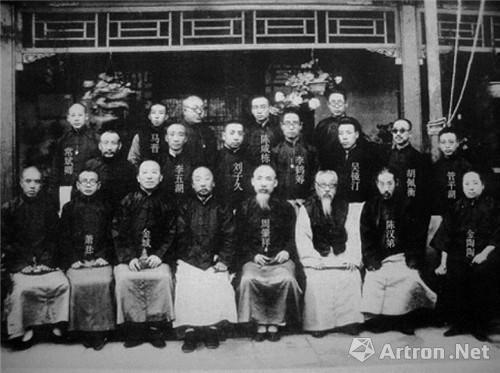 附图13、中国画学研究会部分成员合影,周肇祥(前排左五)、金城(前排左三)、萧谦中(前排左二)、刘子久(中排左三)、吴镜汀(中排右三)、管平湖(中排右一)、胡佩衡(中排右二)、马晋(后排左二)