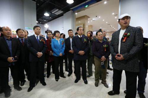 中国农民书画研究会常务副会长毕铭鑫带领嘉宾进行参观