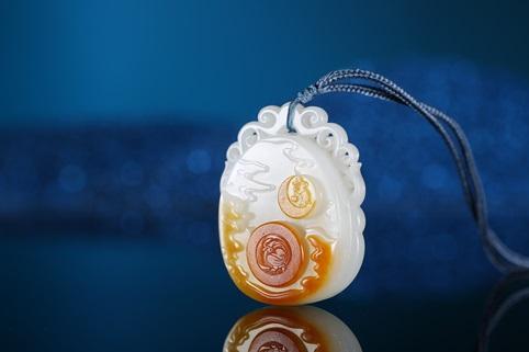 和田玉籽料俏色日月同辉牌 曹扬 作品