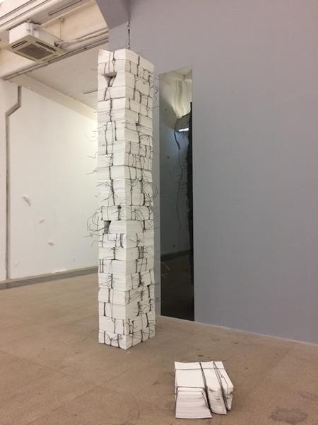 伍伟《无题》,45×60×380cm,纸,2016