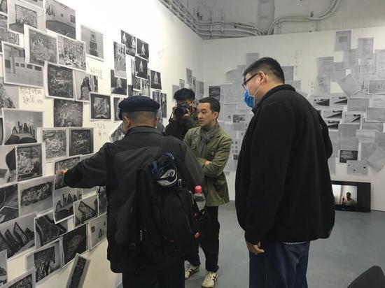 艺术家焦应奇在现场介绍作品