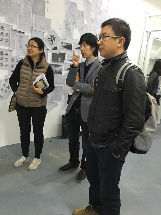 策展人董冰峰在现场介绍展览作品