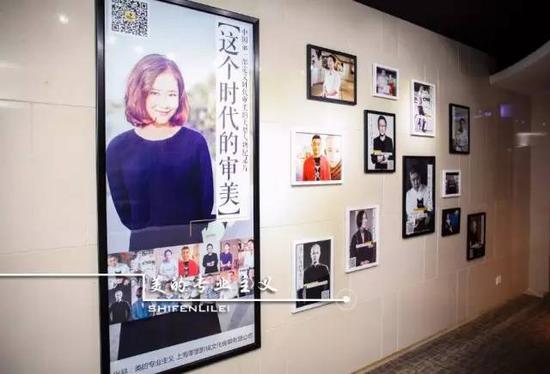 Duang~《这个时代的审美》背景墙闪亮登场!快来上海朵云轩杜比全景声影城合影,照片可以发给“美的专业主义”后台,我们会不公正、不公开、不透明选出一位最美合影,送出马未都先生的亲笔签名海报!
