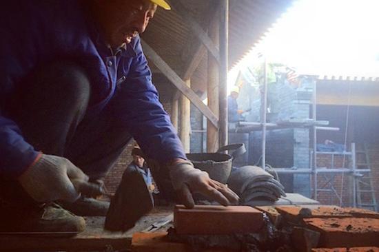 建筑师傅将雾霾砖投入建筑中
