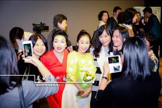 映后合影需求太多,场面有些“混乱”