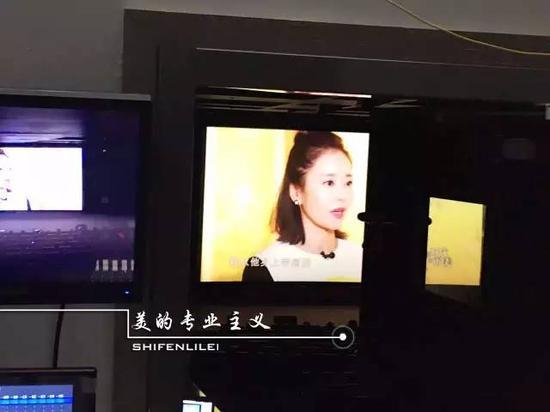 总导演说,在放映室的小黑屋里偷偷看大家感觉很爽。