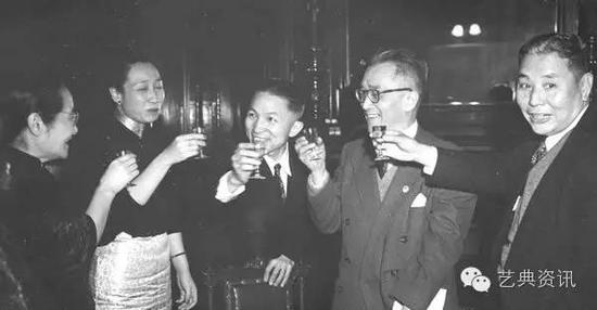 沈怡夫妇银婚纪念(左三、左二),张群夫妇(右一、左一),胡适(右二)于宴会合影,1953年,台湾