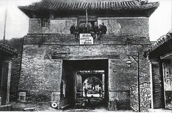 上图为1900年10月的西便门城楼南面,庚子事变八国联军占领北京,这是德军把守下的西便门。拆除于1952年8月。