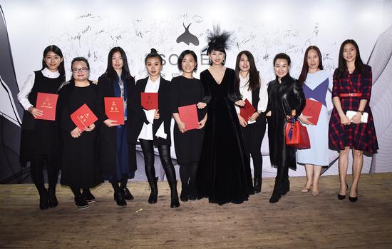 王思明女士与设计师代表们