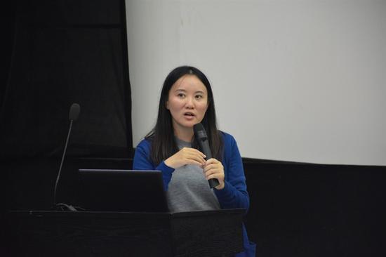 论坛总主持、艺术家鲁婷婷宣布由四川美术学院主办新媒体艺术系承办国际实验动画论坛展览开幕。 Forum host, artists always ting-ting lu announced sponsored by sichuan academy of fine arts and new media art to undertake international experimental animation exhibition forum。