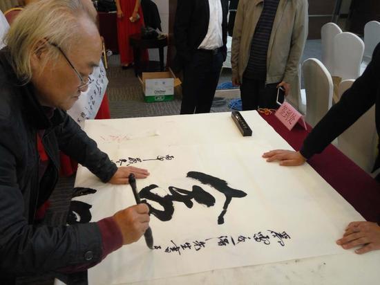 中央电视台艺术总监、著名书画家泓人长石先生为中文两岸题字