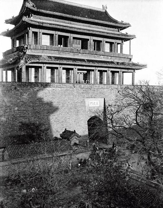 上图为1917-1919年,阜成门城楼西面瓮城内。阜成门结构完好。1956,阜成门城楼拆除。