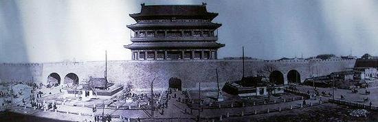 正阳门,俗称前门、前门楼子、大前门。1915年拆除瓮城,此照片为1915年后拍摄。现仅存城楼和箭楼,是北京城内唯一保存较完整的城门。