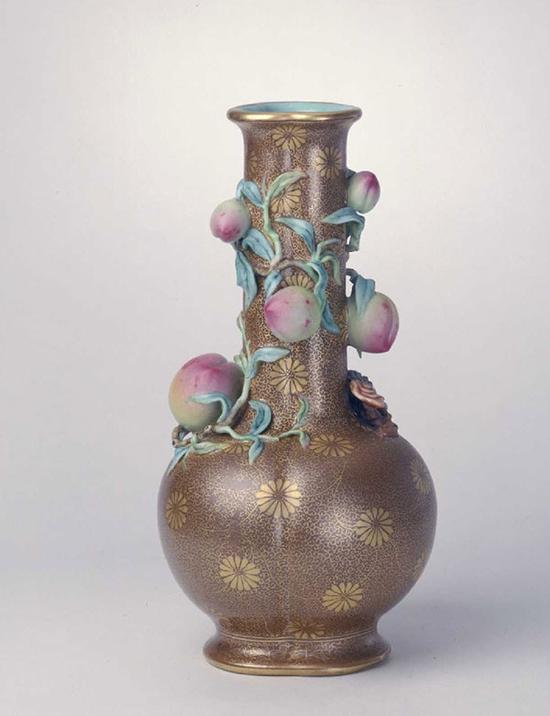 酱地描金凸雕灵桃瓶,清乾隆,高21.3cm,口径5.2cm,足径7.2cm