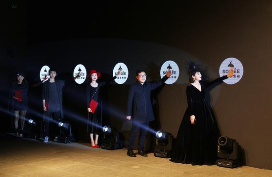 王思明女士与设计师代表们