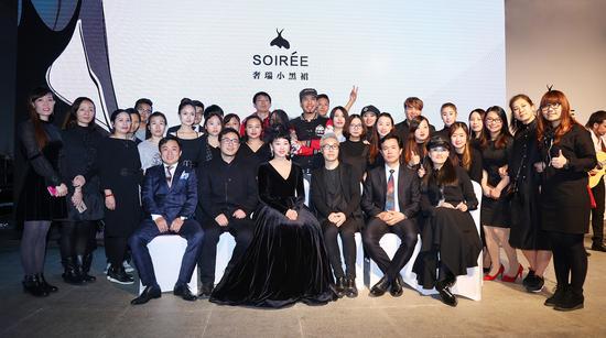 奢瑞小黑裙创始人王思明女士、COO廖建宇、设计总监夏景杰与嘉宾合影