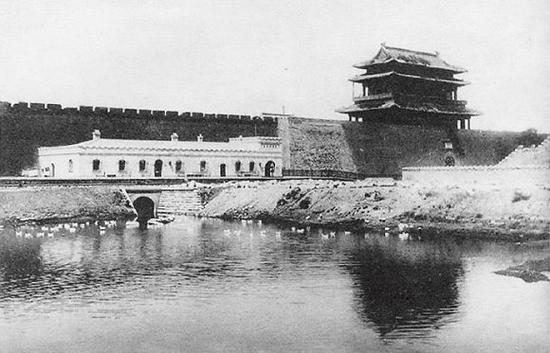 上图为1915年,东直门城楼东南面。1927年将箭楼拆除,仅存箭楼台基。1958年东直门城楼拆除,城楼中有4根大梁和4根大柁是楠木料。