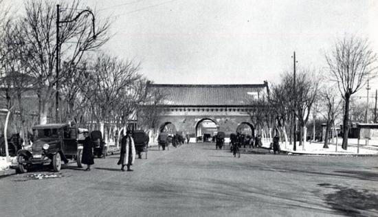 长安右门,称 “虎门”