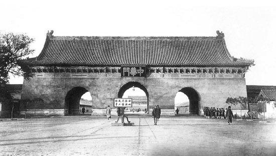 1959年,扩建天安门广场,中华门被拆除