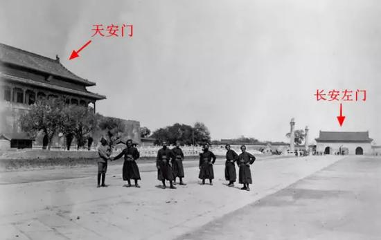 因交通问题,1952年8月将长安左、右门拆除