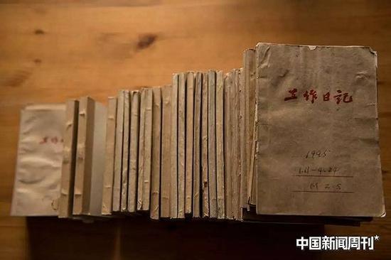 大量工作日记本至今仍保存完好。图|《中国新闻周刊》记者 董洁旭