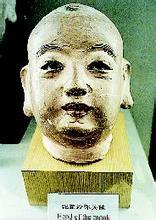 宋代泥塑沙弥头像,这是此次追索行动追回的3000多件文物中的一件,后来在中国历史博物馆1998年举办的“打击文物走私成果展览”上展出