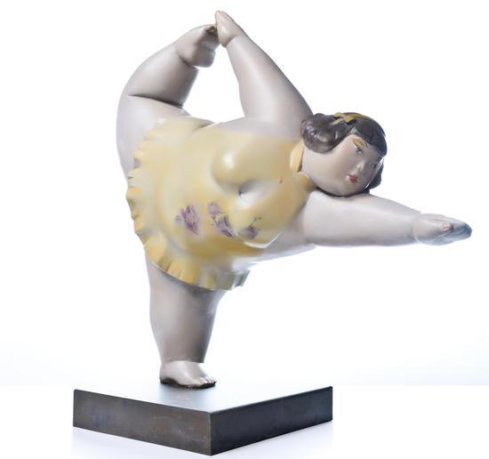 快乐的小胖妞NO3_(材质:树脂_尺寸:80cmX110cmX40cm_年代:2013年