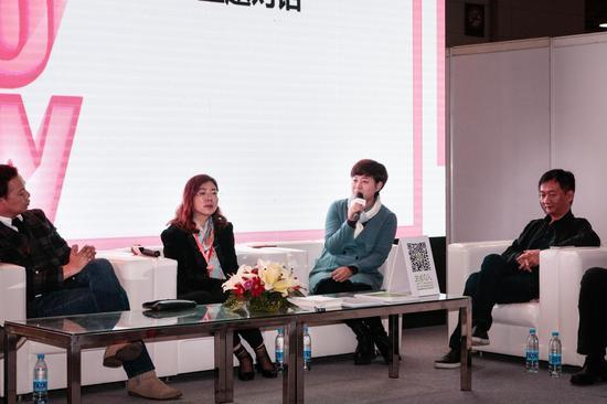 苏宁置业集团有限公司商业广场公司副总经理蔡珍珍女士在论坛上提出艺术介入商业空间的问题