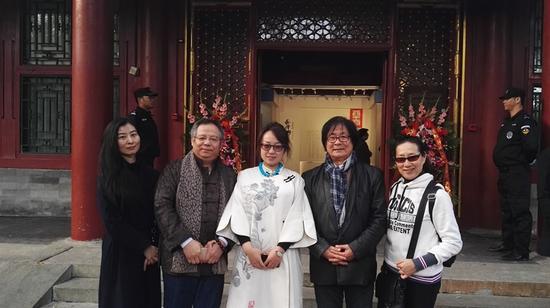 李趁春女士与李松桥(右二)吴子书(左二)等嘉宾合影