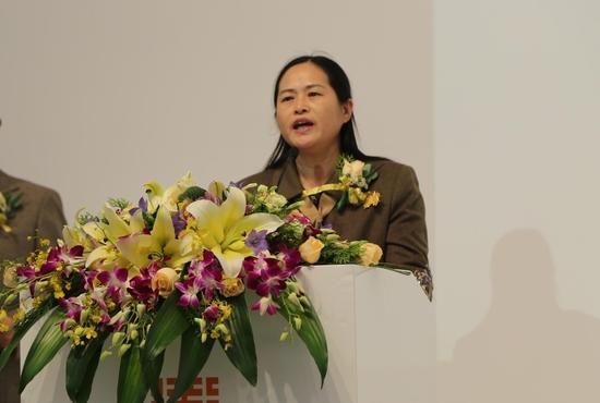 中国美术家协会党组成员、副秘书长陶勤女士代表中国美术家协会分党组书记、副主席徐里先生宣读贺词,对此次展览表示祝贺。