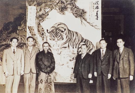 1939年10月,张善孖所作《虎踞龙蟠图》由美国芝加哥安良公会出资国币一万元购藏并合影留念(左三为张善孖)