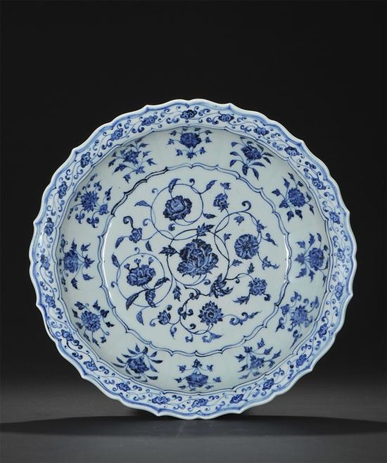 明永乐 青花四季花卉纹菱口盘 D:38cm