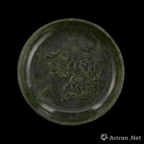清乾隆 碧玉浮雕蝙蝠花卉纹盘 直径:18cm 估价:12,000 - 18,000英镑