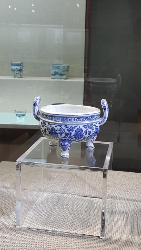 大明宣德款青花缠枝莲托八宝纹双耳三足炉