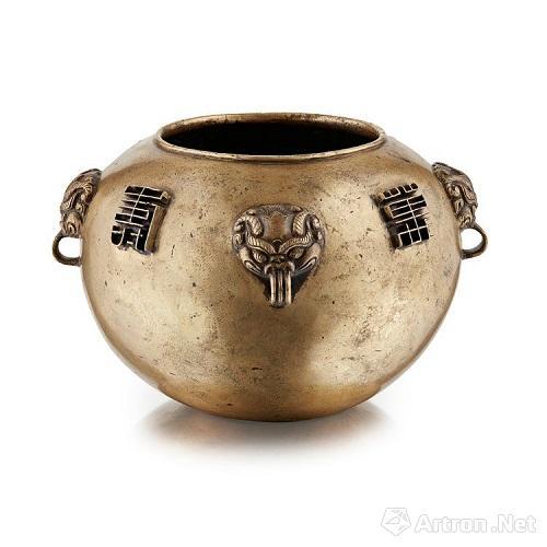 清乾隆 宣德年制款兽面纹万寿无疆铜香炉 17世纪 宽14.5cm 估价 20,000 - 30,000英镑