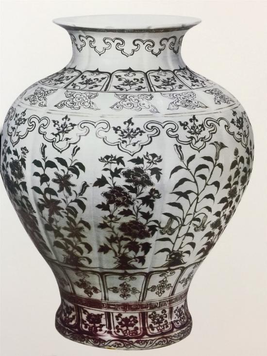 图1 釉里红花卉纹石榴尊,明洪武时期(1368-1398年),故宫博物馆藏