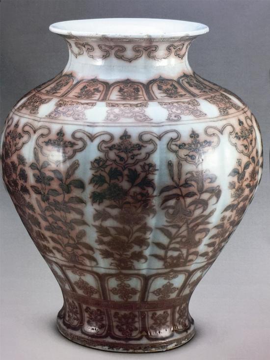 图2。 釉里红花卉纹石榴尊,明洪武时期(1368-1398年),上海博物馆藏